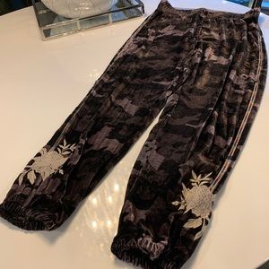 Johnny Was Santal velvet jogger